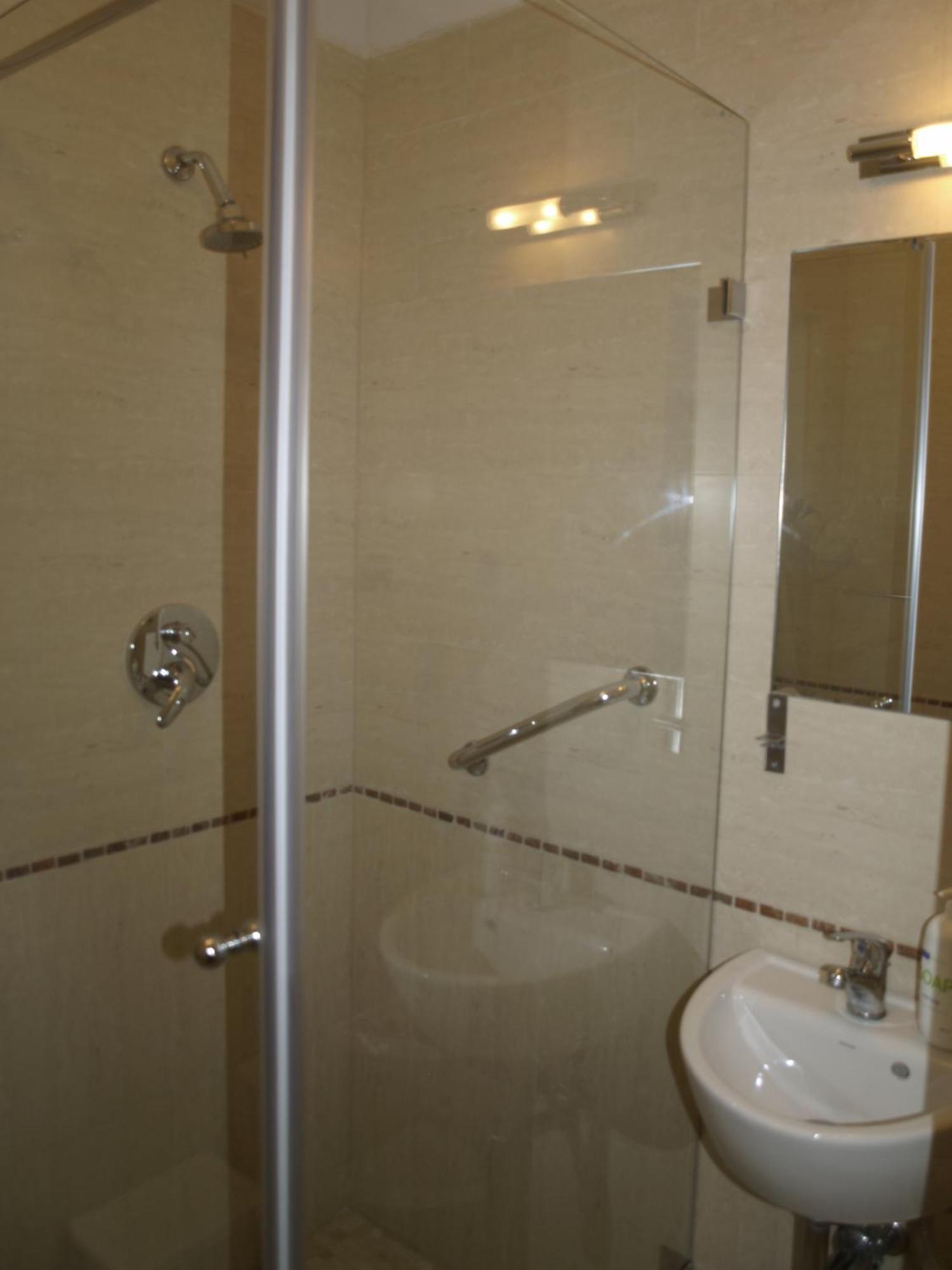 Krzysin Hotell Podkowa Leśna Rom bilde