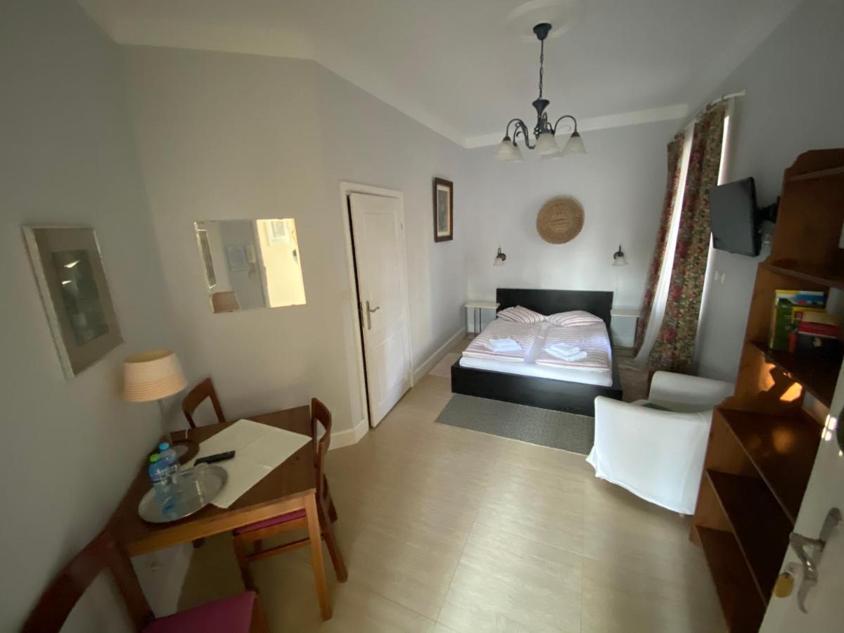 Krzysin Hotell Podkowa Leśna Eksteriør bilde