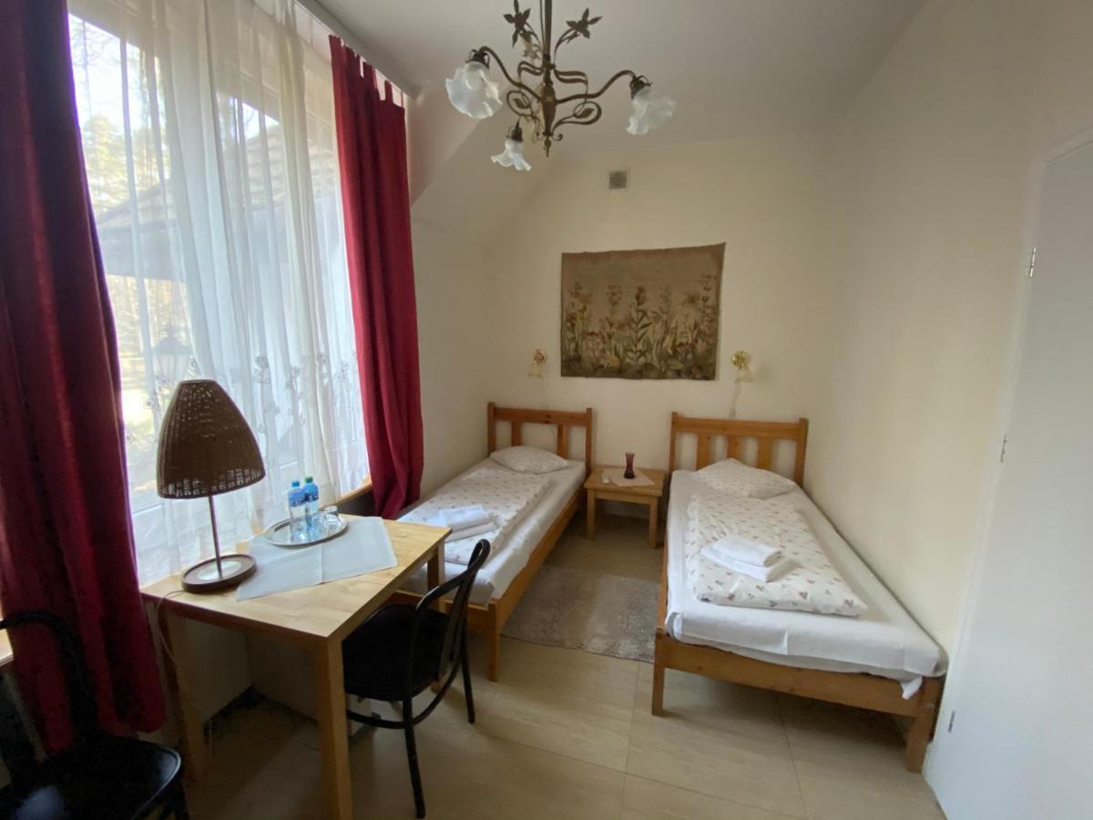 Krzysin Hotell Podkowa Leśna Eksteriør bilde